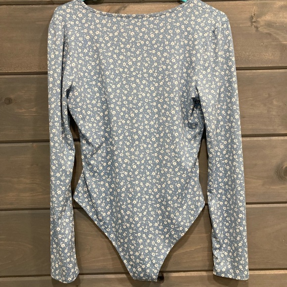 Long Sleeve V-Neck Bodysuit Women’s size Large - Picture 4 of 4